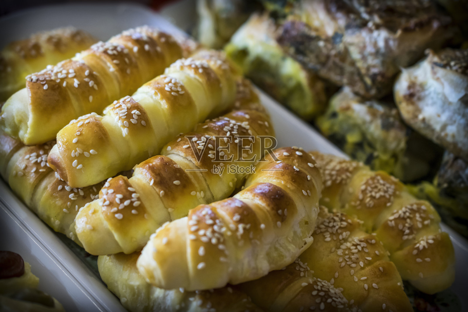 盘子里的自制包子照片摄影图片