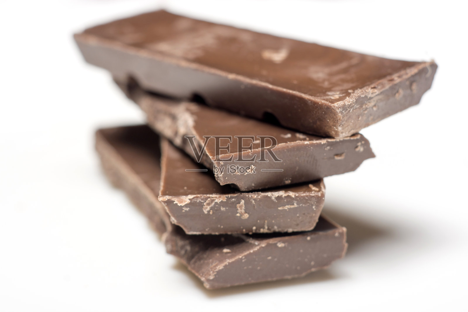 白色背景上的巧克力特写照片摄影图片