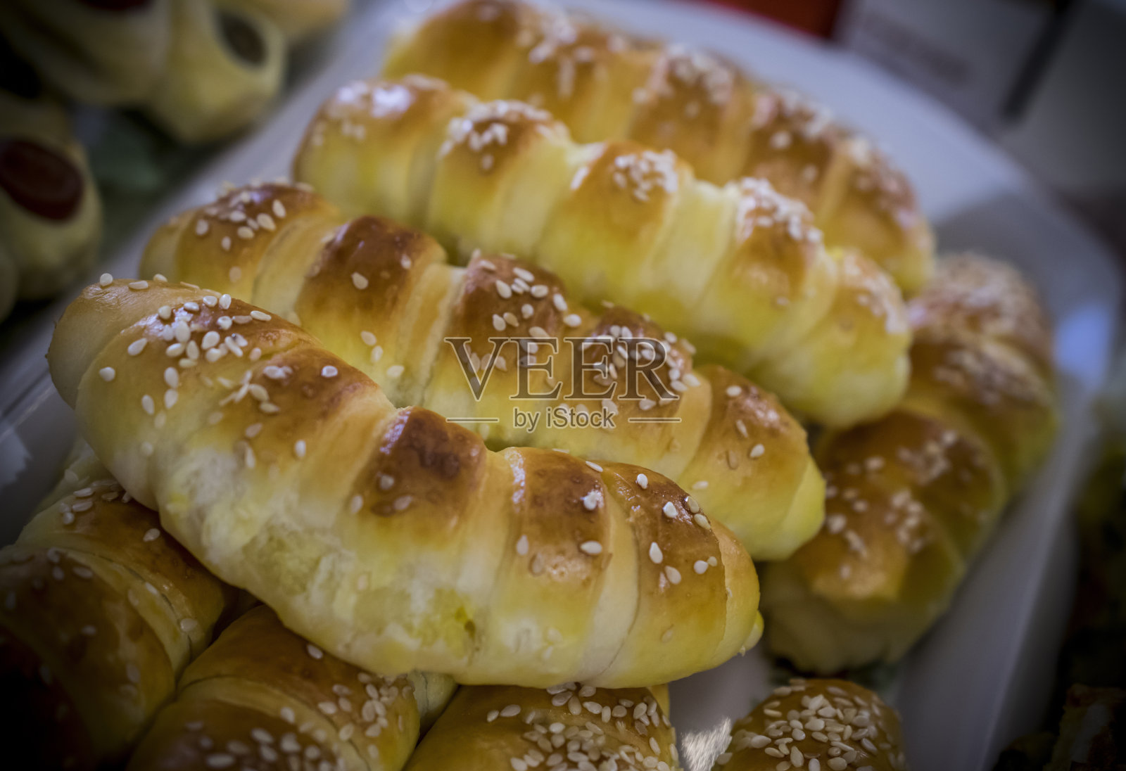 盘子里的自制包子照片摄影图片