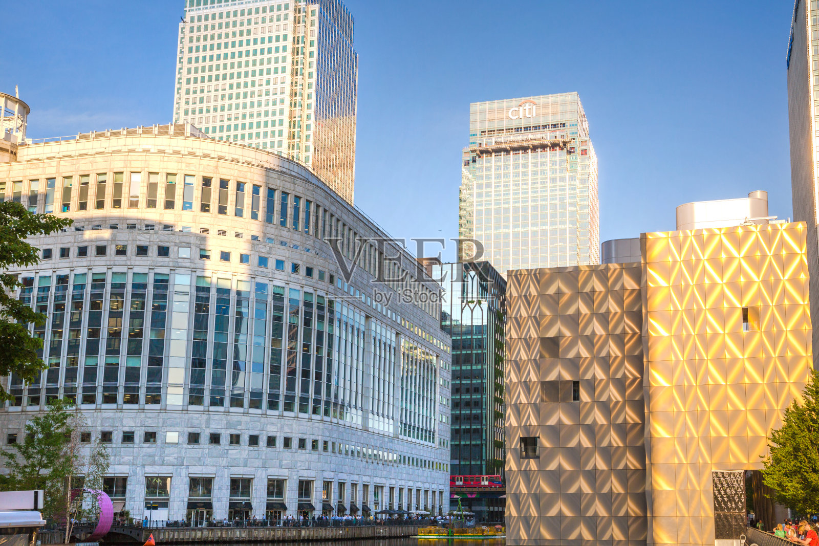 美丽的金丝雀码头摩天大楼全景与日落摩天大楼。伦敦照片摄影图片