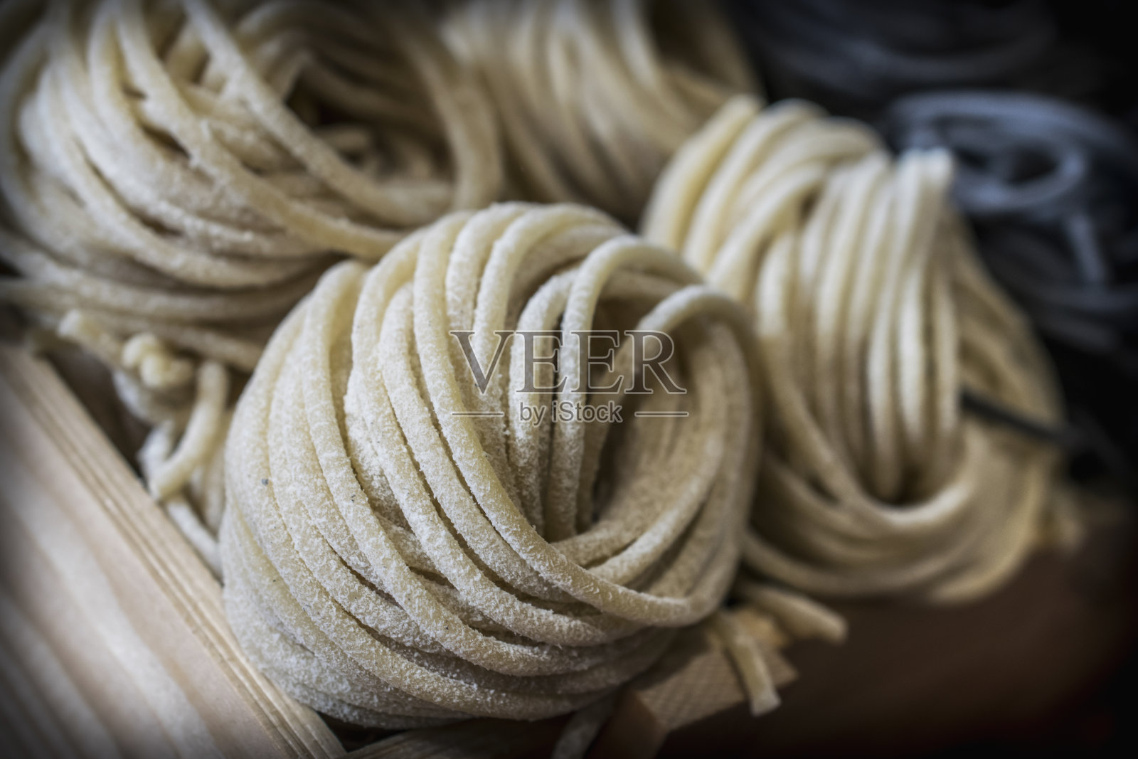 一卷卷的手工意大利面照片摄影图片