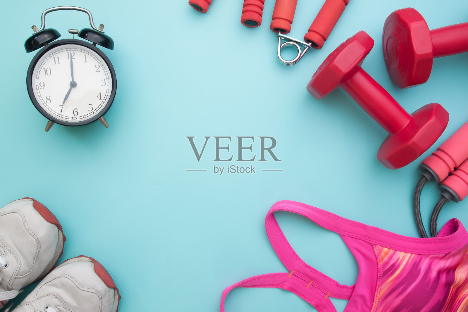 正上方的镜头闹钟与运动器材在蓝色背景照片摄影图片