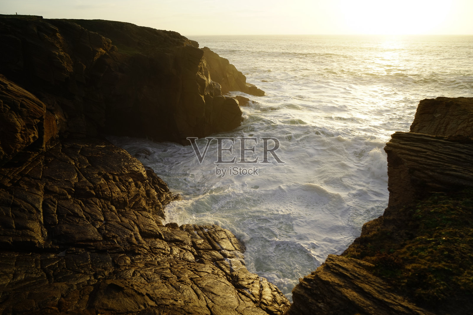 海上岩石对着天空的风景照片摄影图片