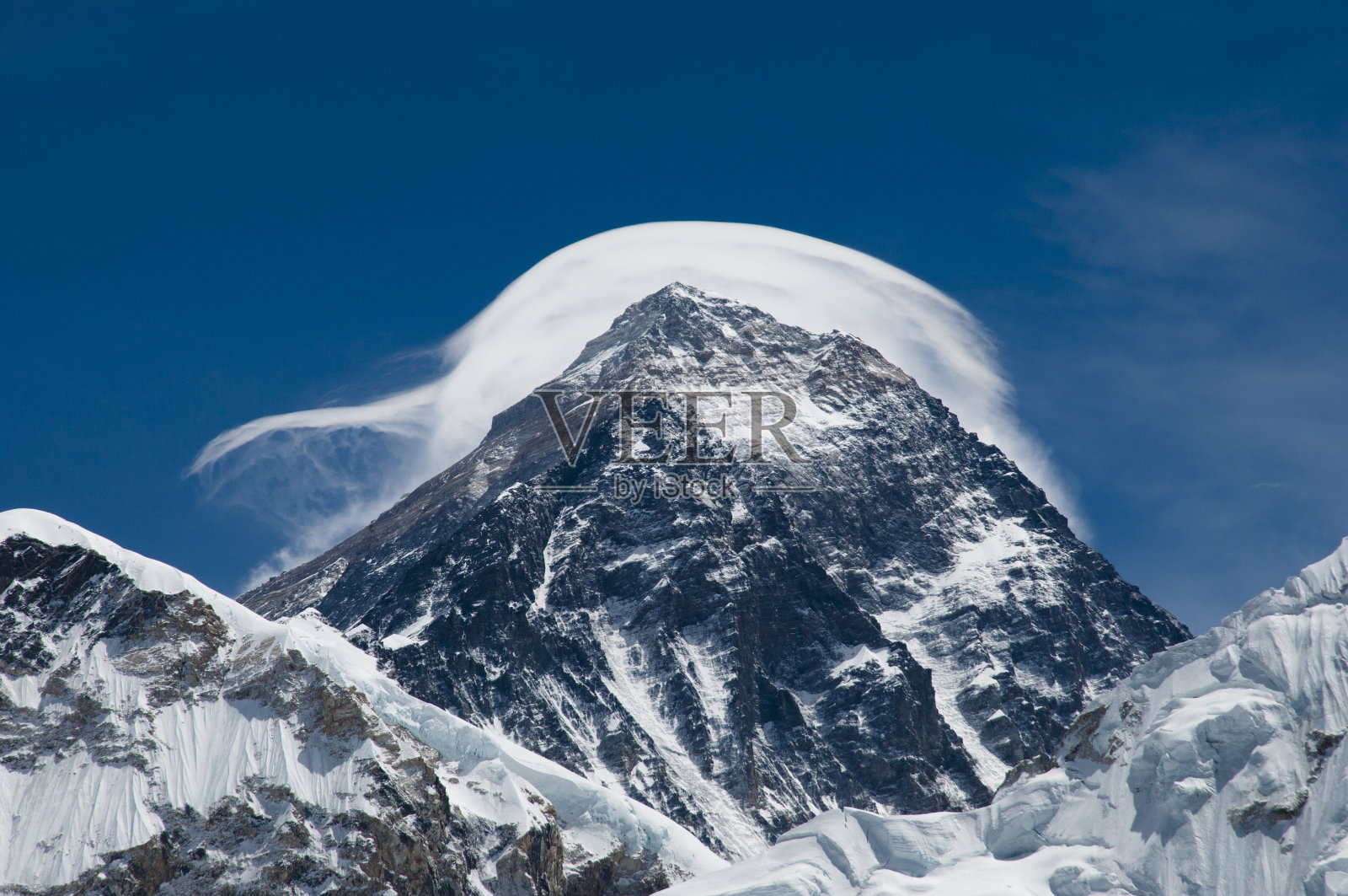 低角度看雪山对蓝天照片摄影图片