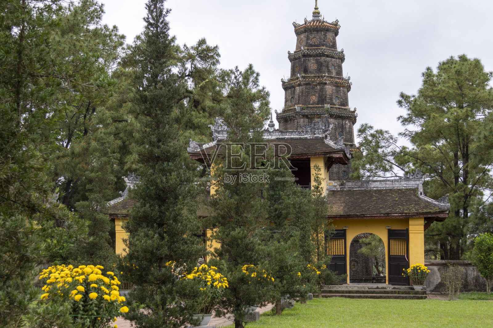 越南顺化天母塔内的寺庙和建筑照片摄影图片