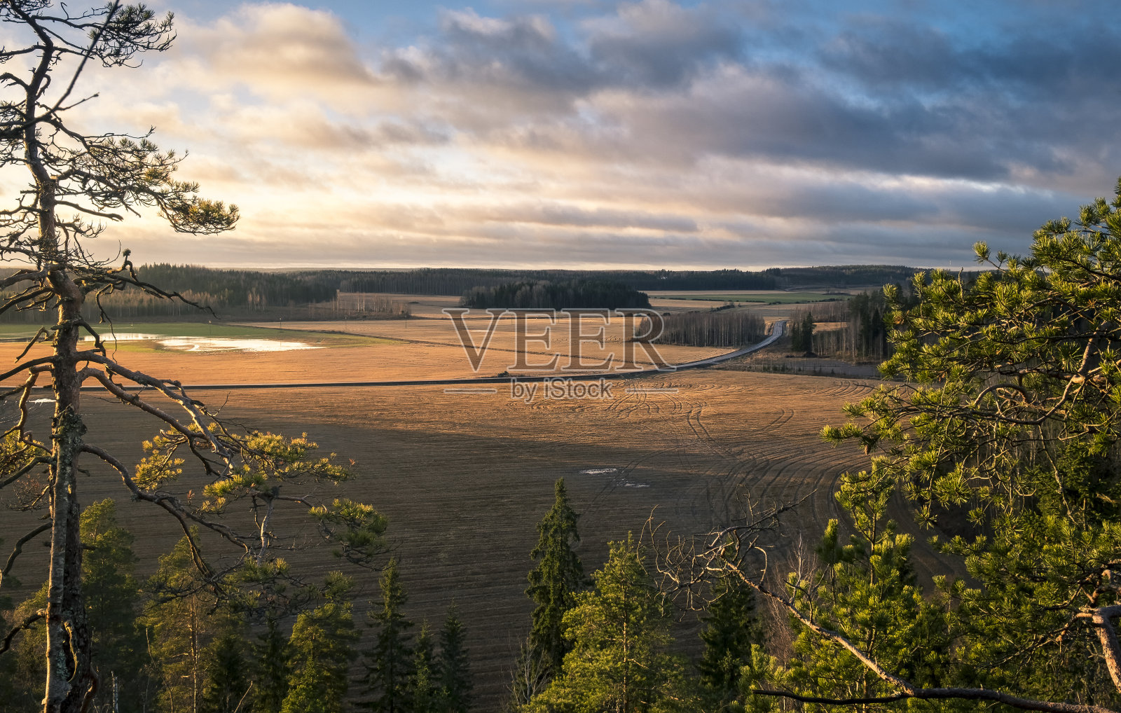 日落时天空衬托下的风景照片摄影图片
