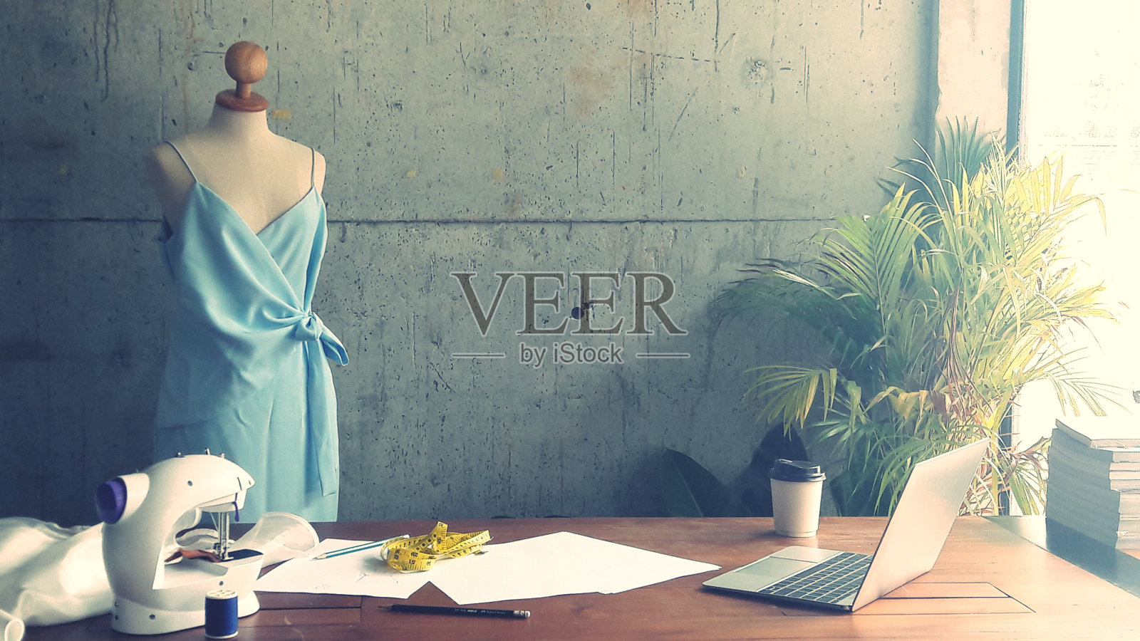 穿着人体模型上班照片摄影图片