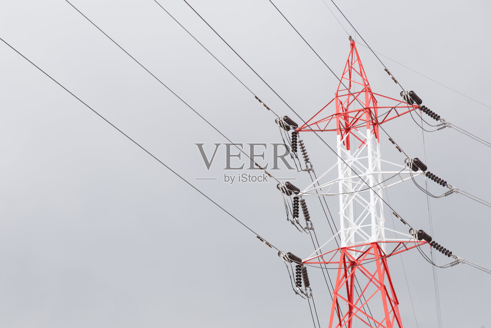 电力塔对天空的低角度视图照片摄影图片