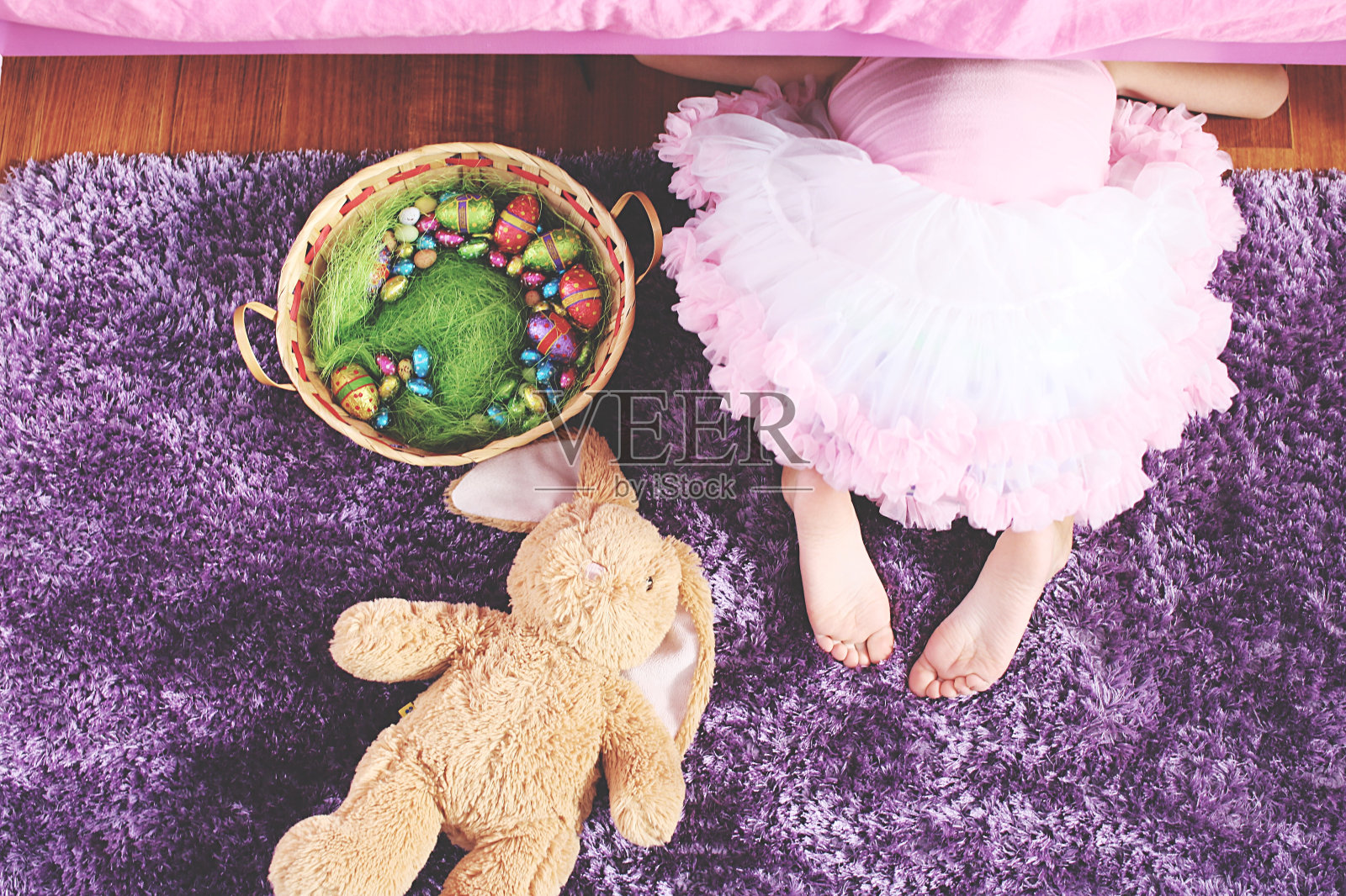 高视角的女孩与玩具在地毯上在家里照片摄影图片