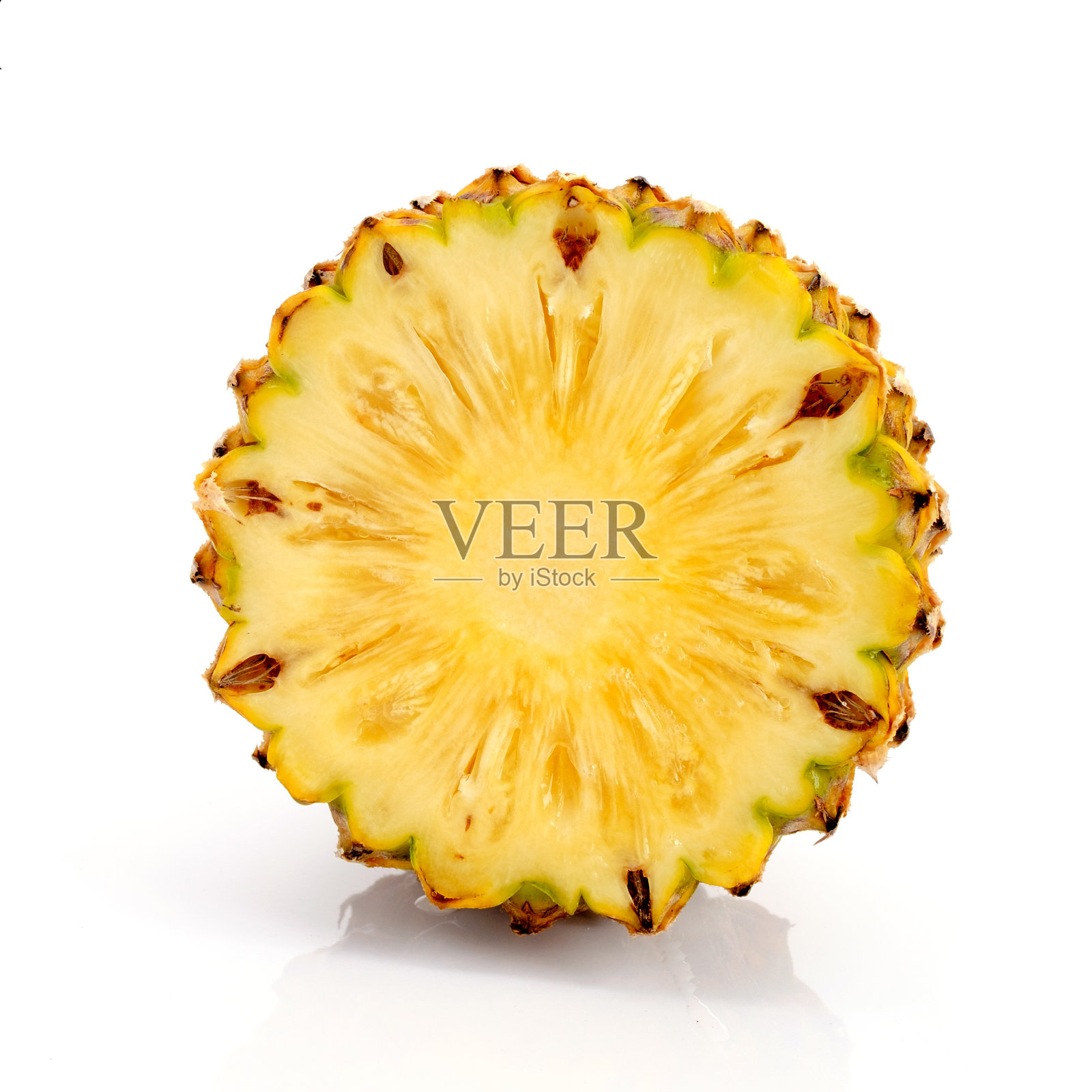 白色背景下的菠萝特写照片摄影图片