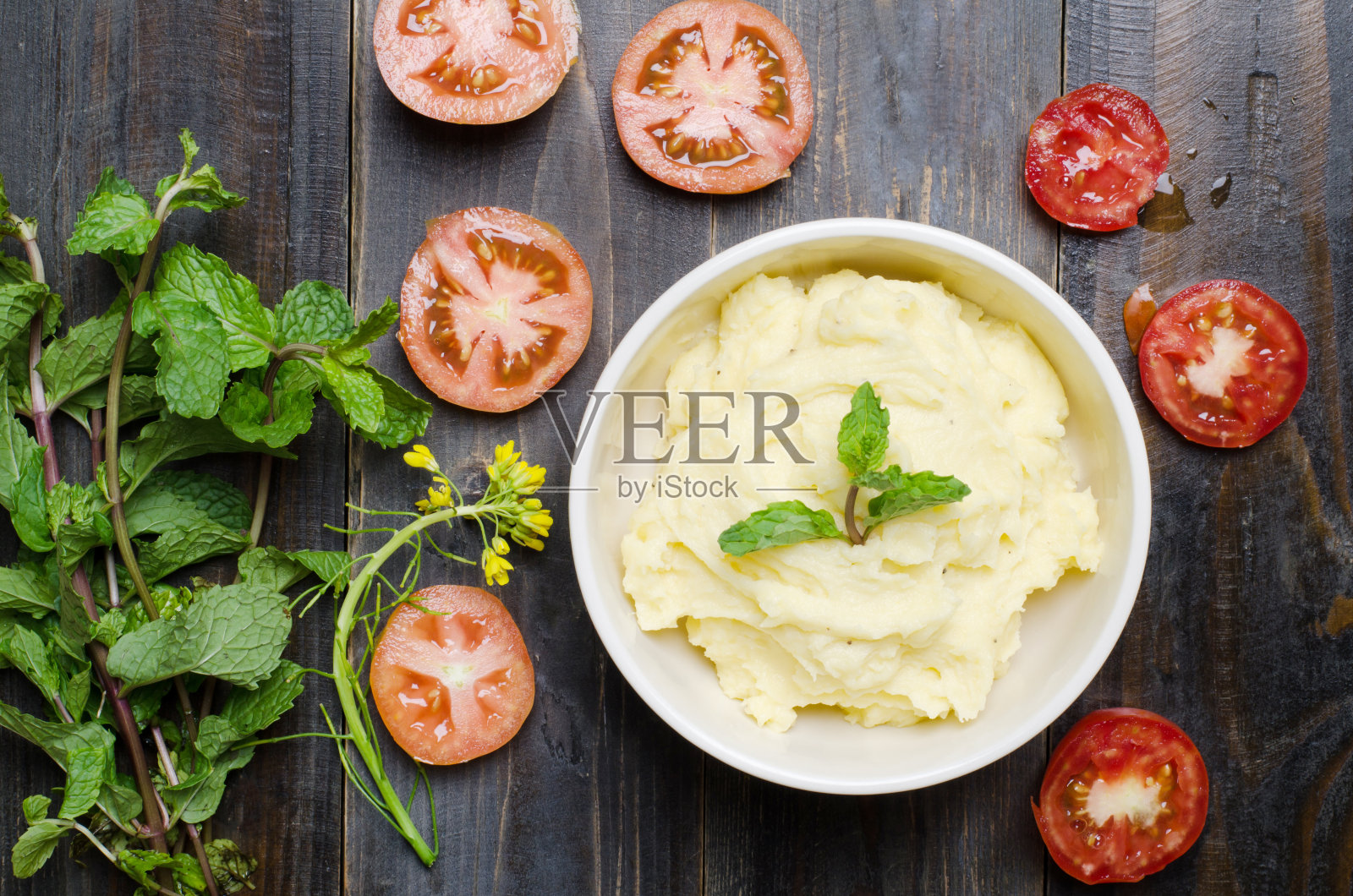 正上方的食物在桌子上的镜头照片摄影图片