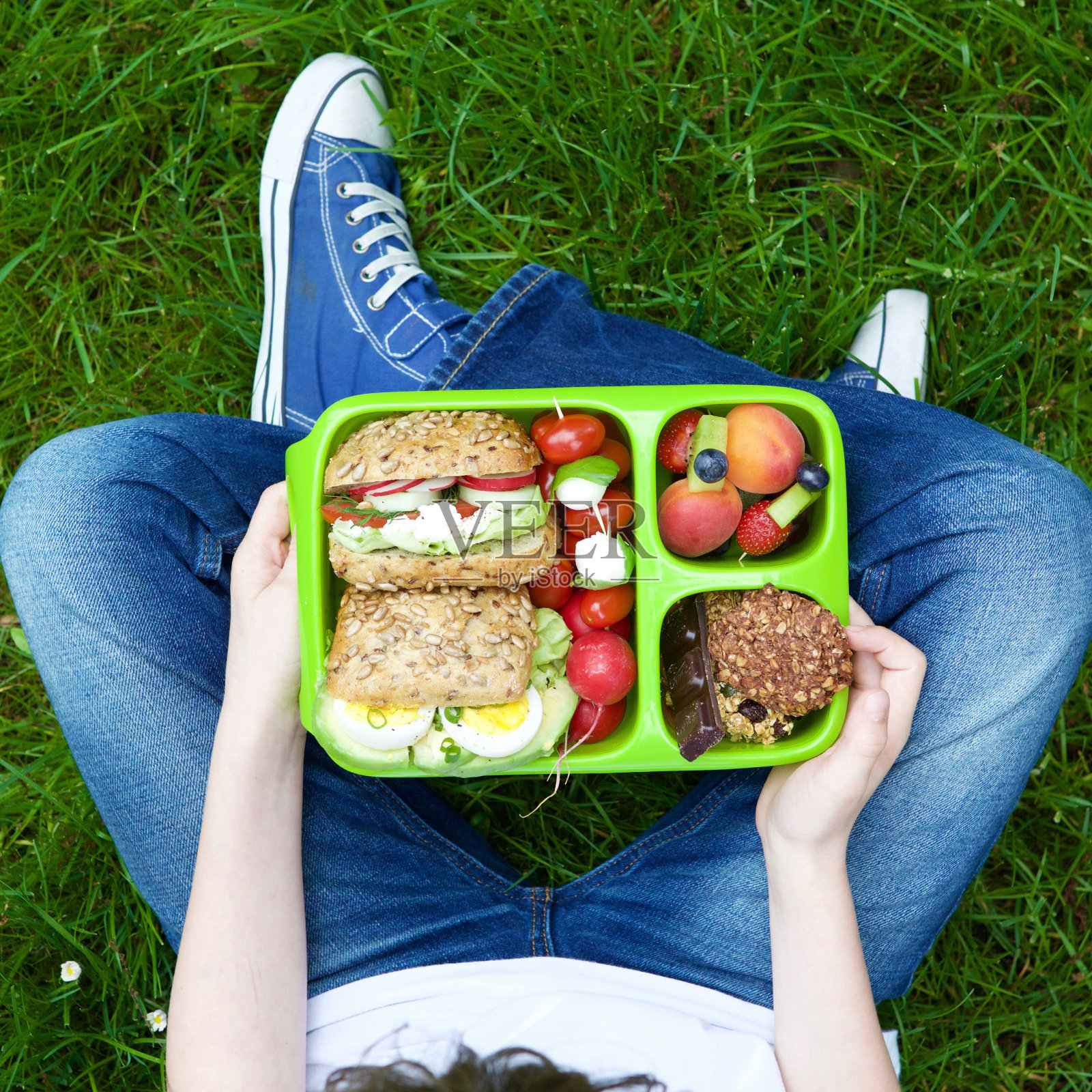 低段的年轻人吃照片摄影图片