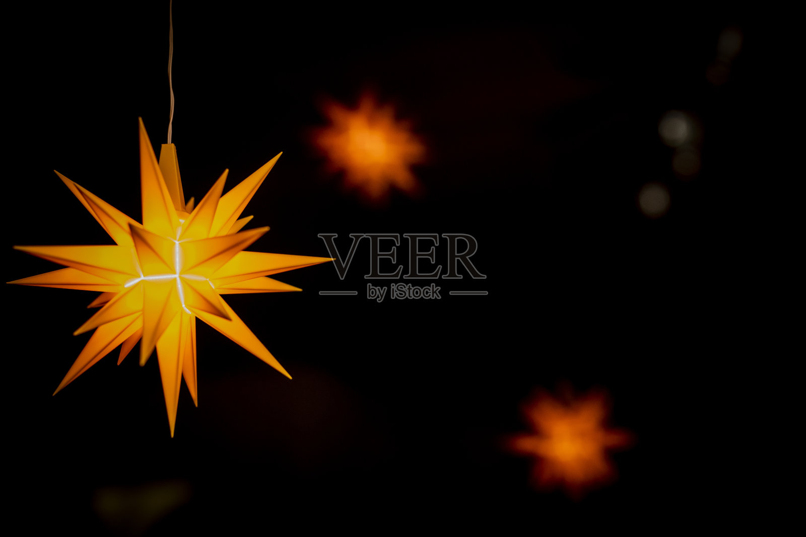 星形灯笼在夜空下的特写照片摄影图片