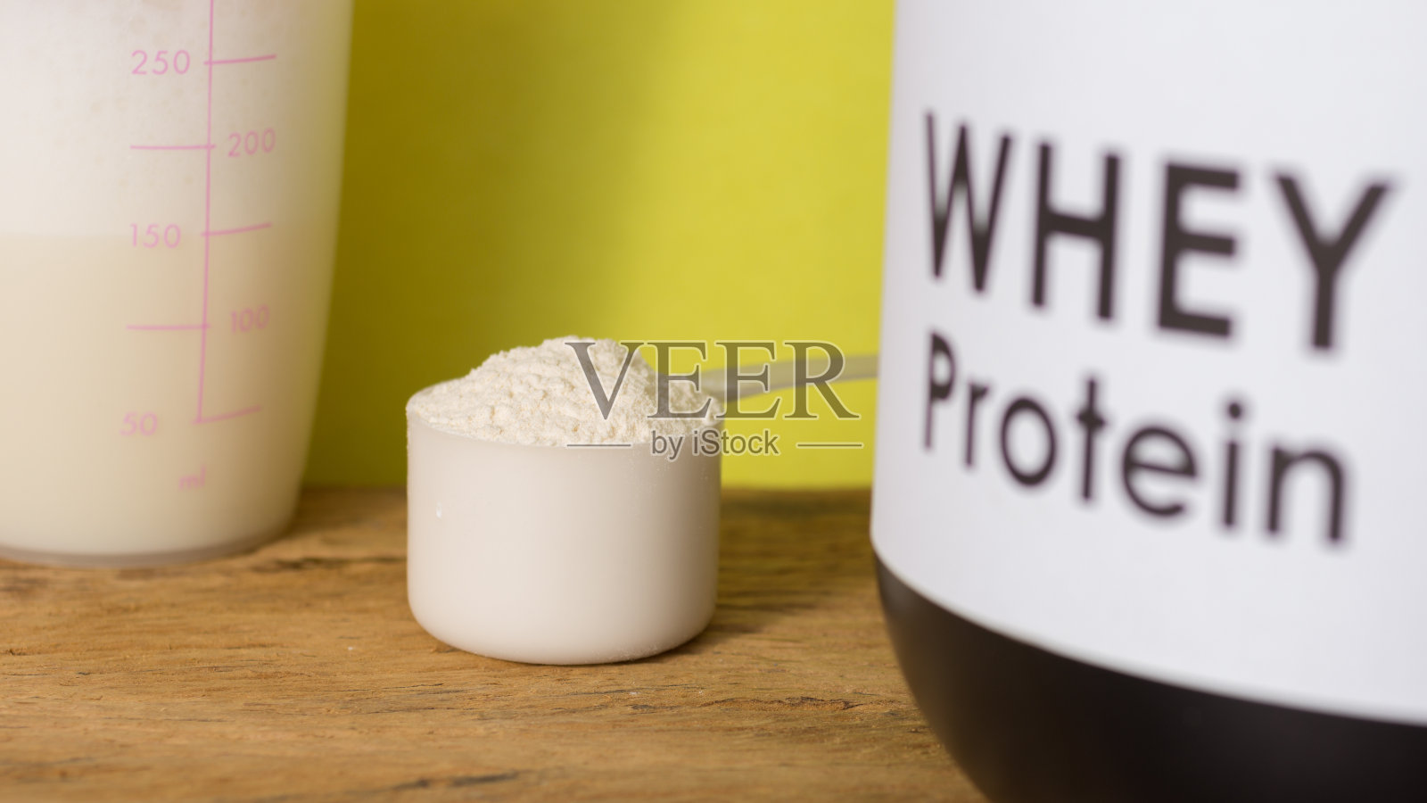 餐桌上勺子中的乳清蛋白特写照片摄影图片