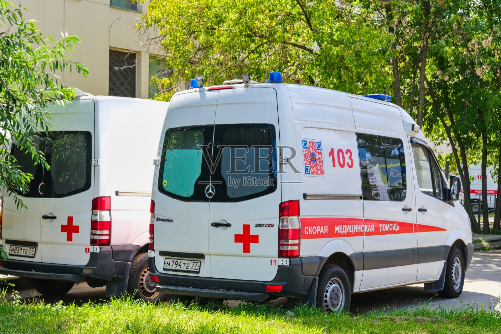 救护车停在重症监护站附近的停车场，随时待命。医疗运输公共安全服务照片摄影图片