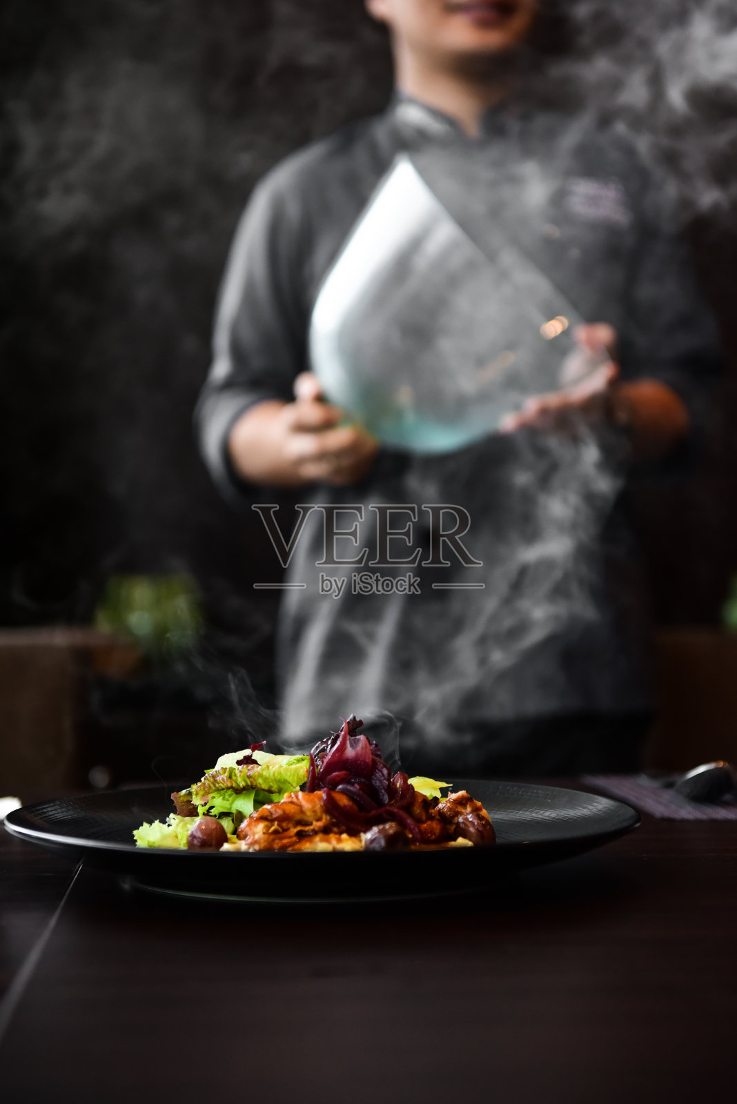 男子在盘子里准备食物的中间部分照片摄影图片