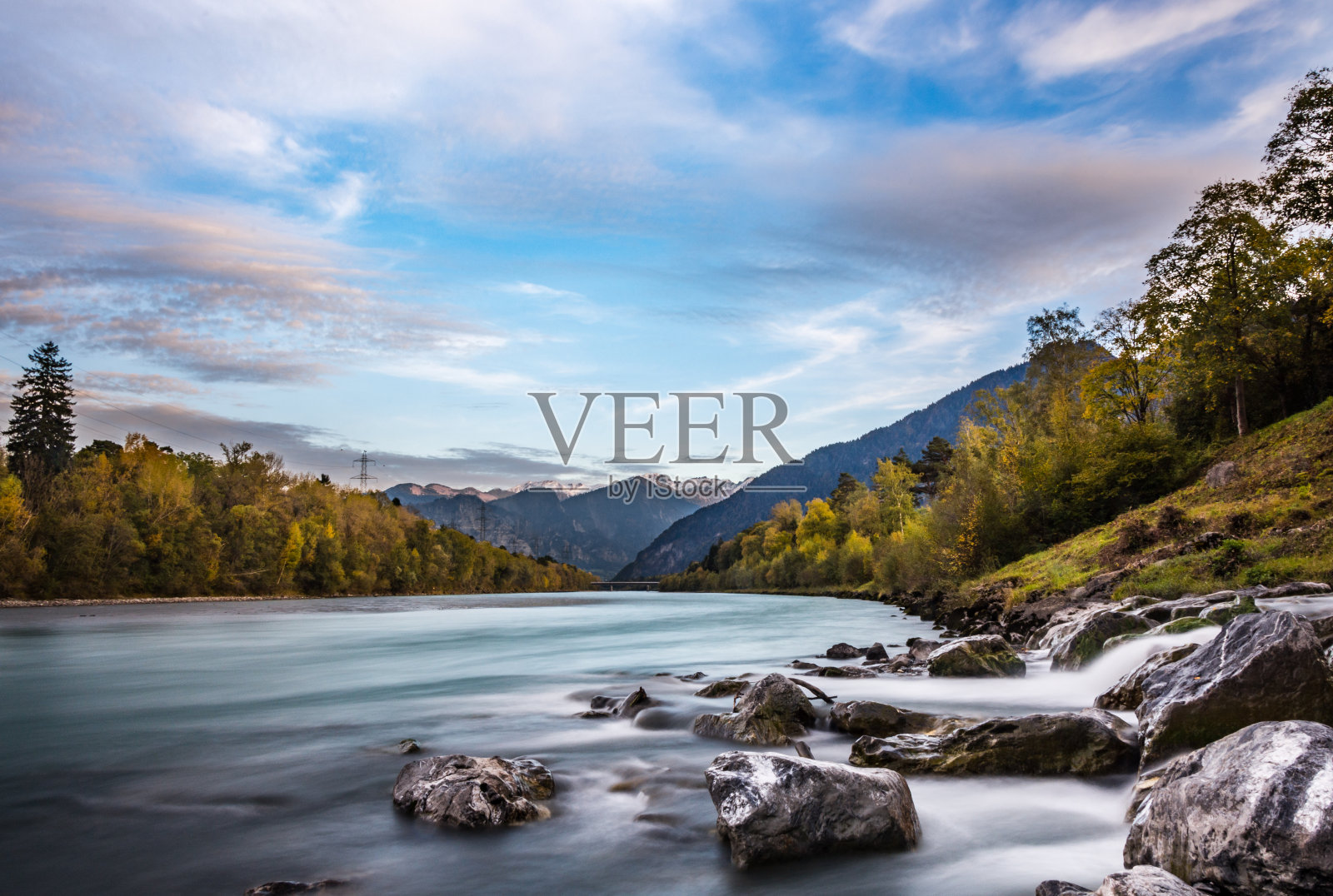 风景秀丽的河流和山脉对着天空照片摄影图片