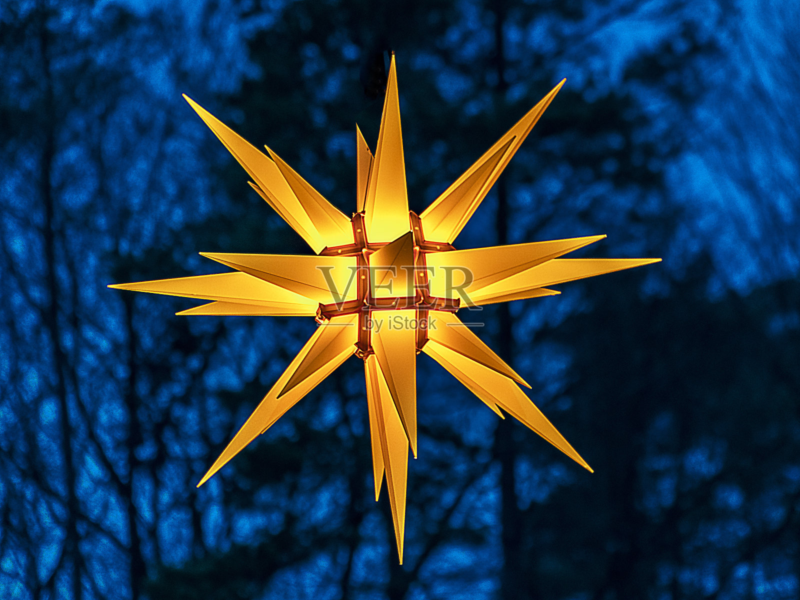 夜间星光形圣诞灯的特写照片摄影图片