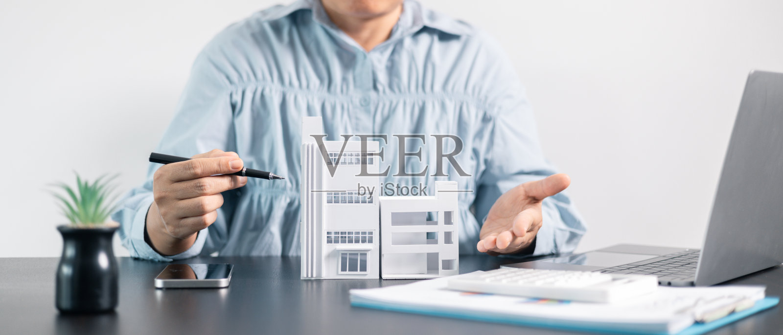 房地产经纪人帮助客户获得房地产投资抵押贷款，确保经纪人妥善处理合同。投资、物业、地产、贷款、不动产、抵押。照片摄影图片