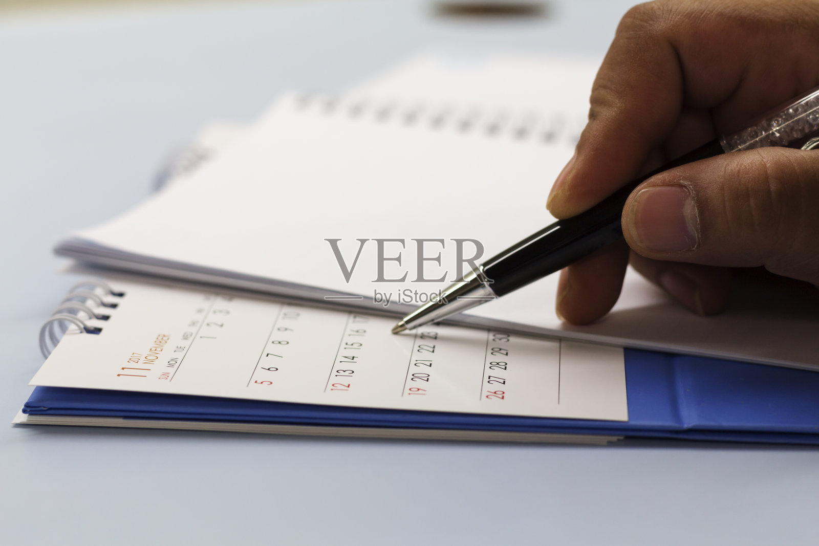 特写的裁剪手与日历照片摄影图片