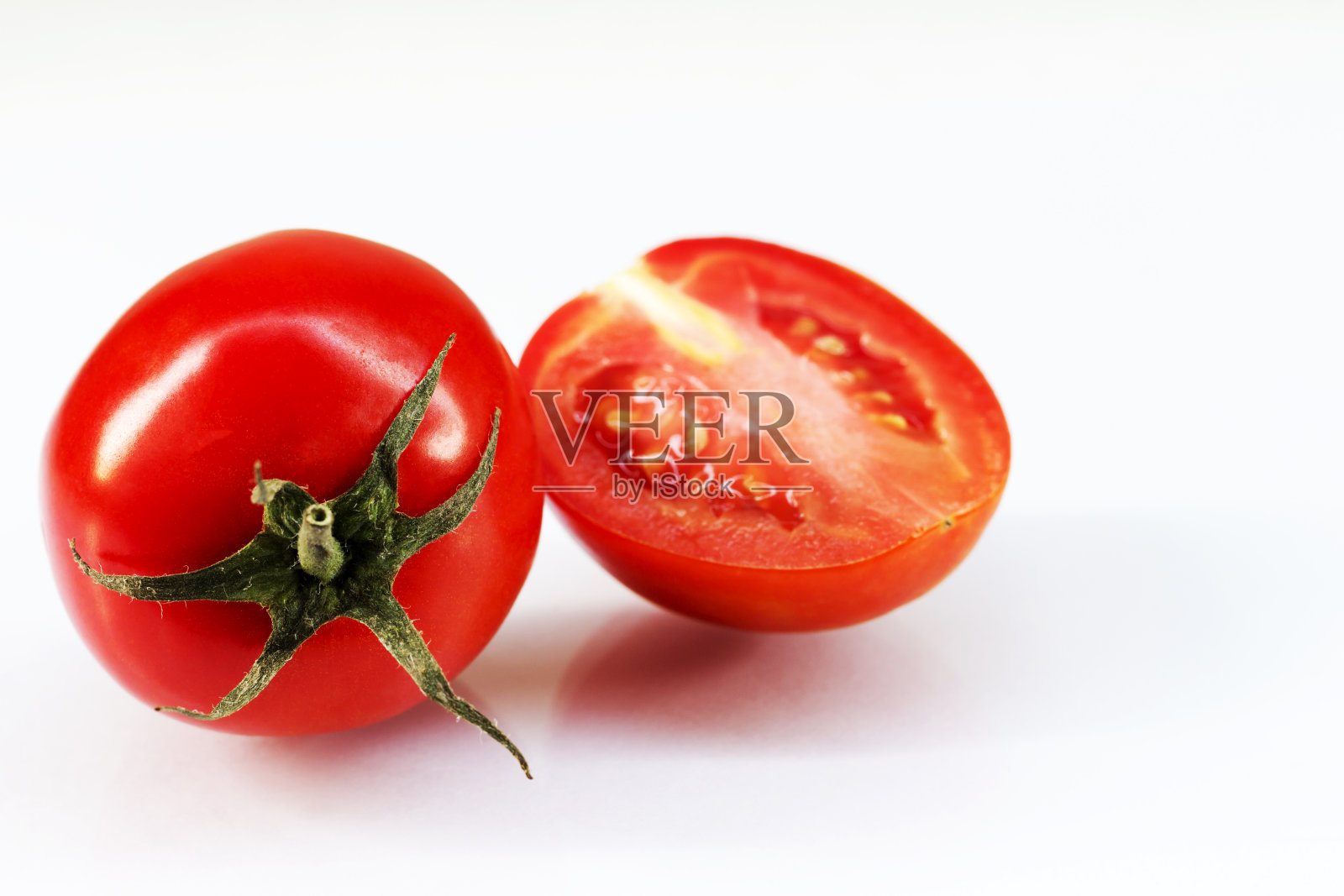 白色背景上的西红柿特写照片摄影图片