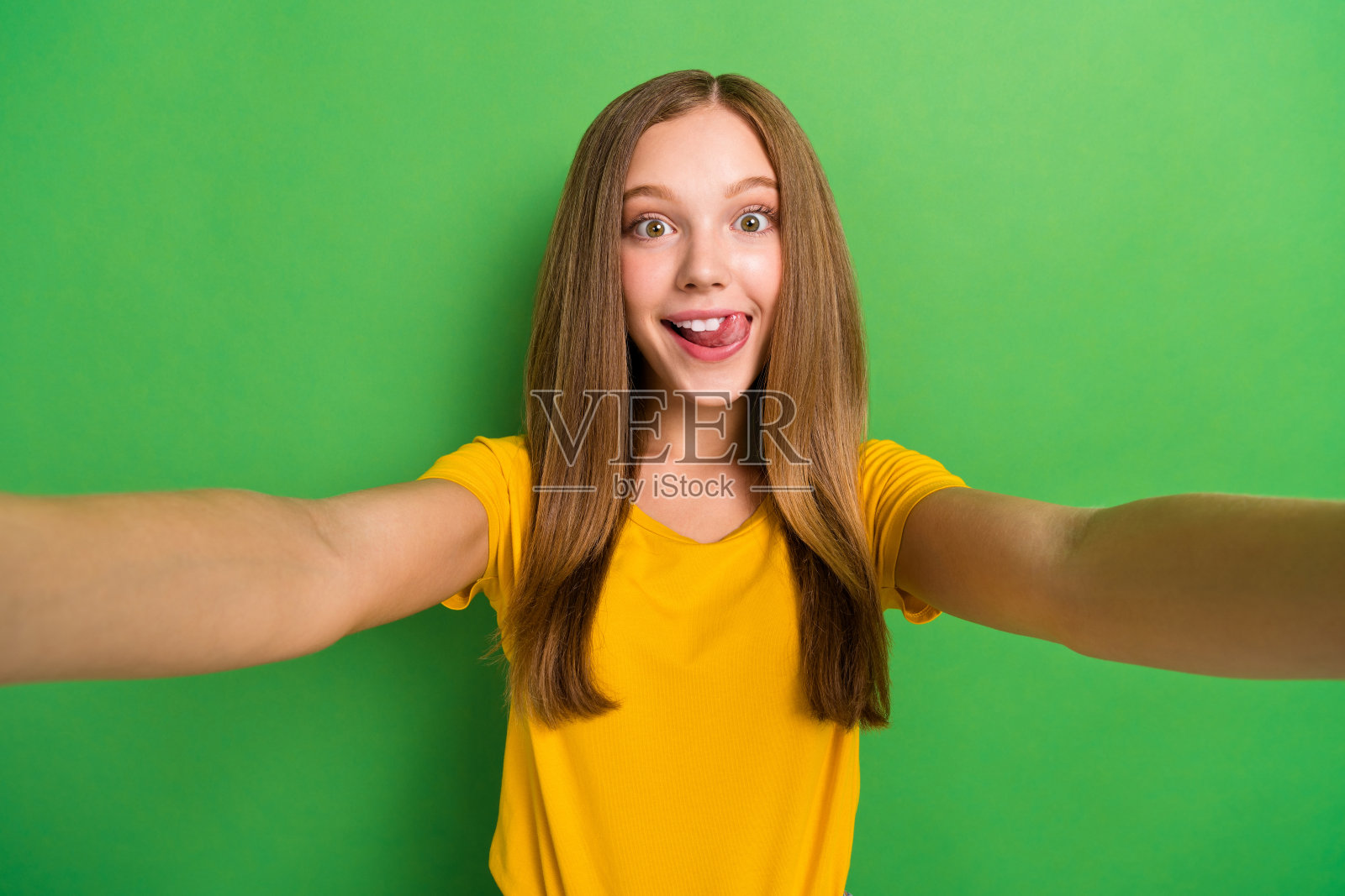 年轻的牙齿灿烂的微笑女士的特写自拍舔牙享受时间与她的订阅者在绿色背景下隔离广播照片摄影图片