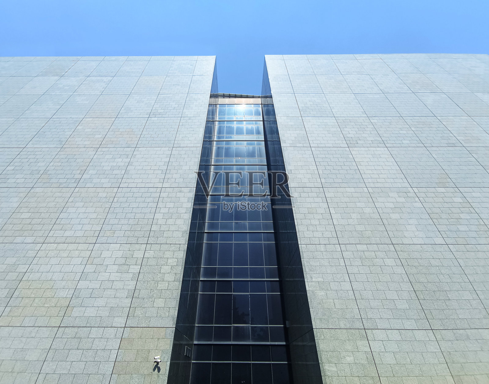 写字楼和现代建筑，建筑在清晨的郊区阳光下。室外建筑的墙砖和蓝天白云。照片摄影图片