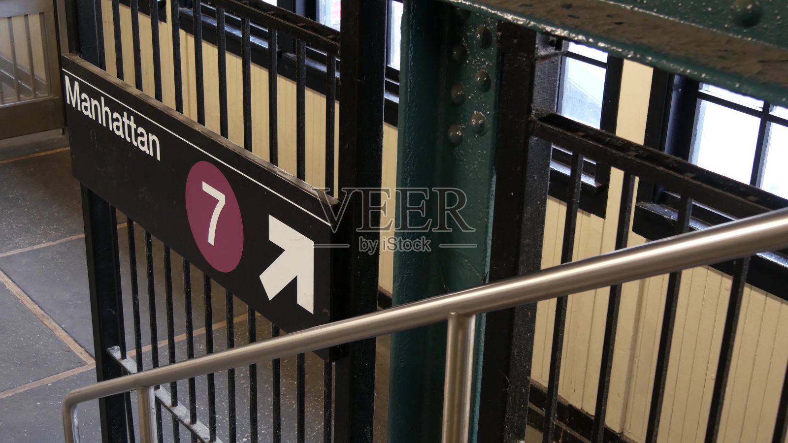 纽约地铁站内部，曼哈顿文字标志。地下城市。美国地铁照片摄影图片