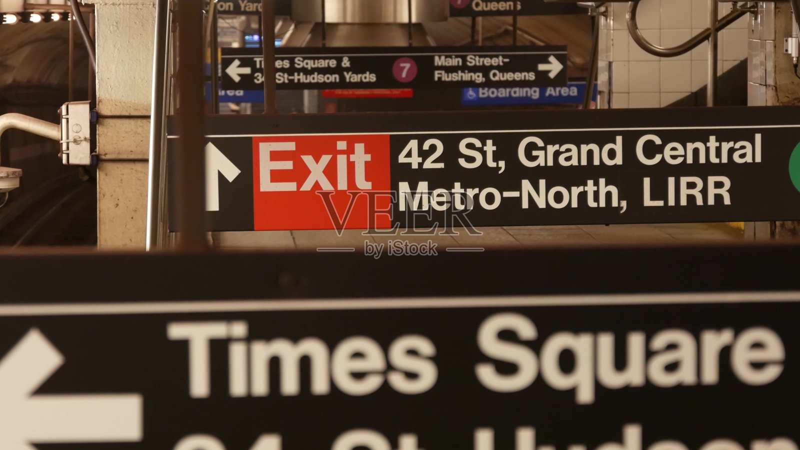 纽约地铁站内部，地下大都会站台。美国地铁运输。照片摄影图片