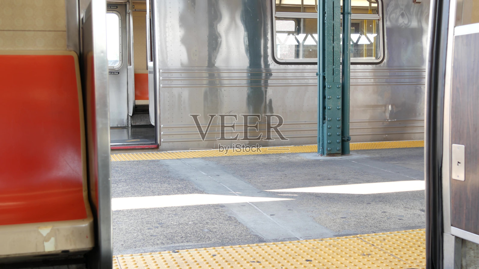 纽约地铁，在大都会车厢内。美国地铁运输，地下铁路照片摄影图片