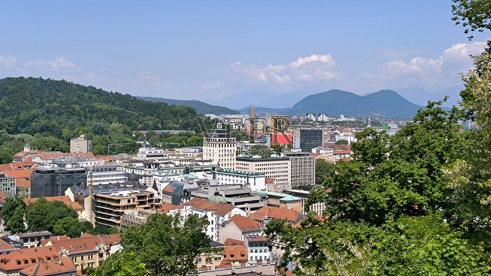 在明亮的春日里，从卢布尔雅那城堡顶上看到的卢布尔雅那城镇全景照片摄影图片