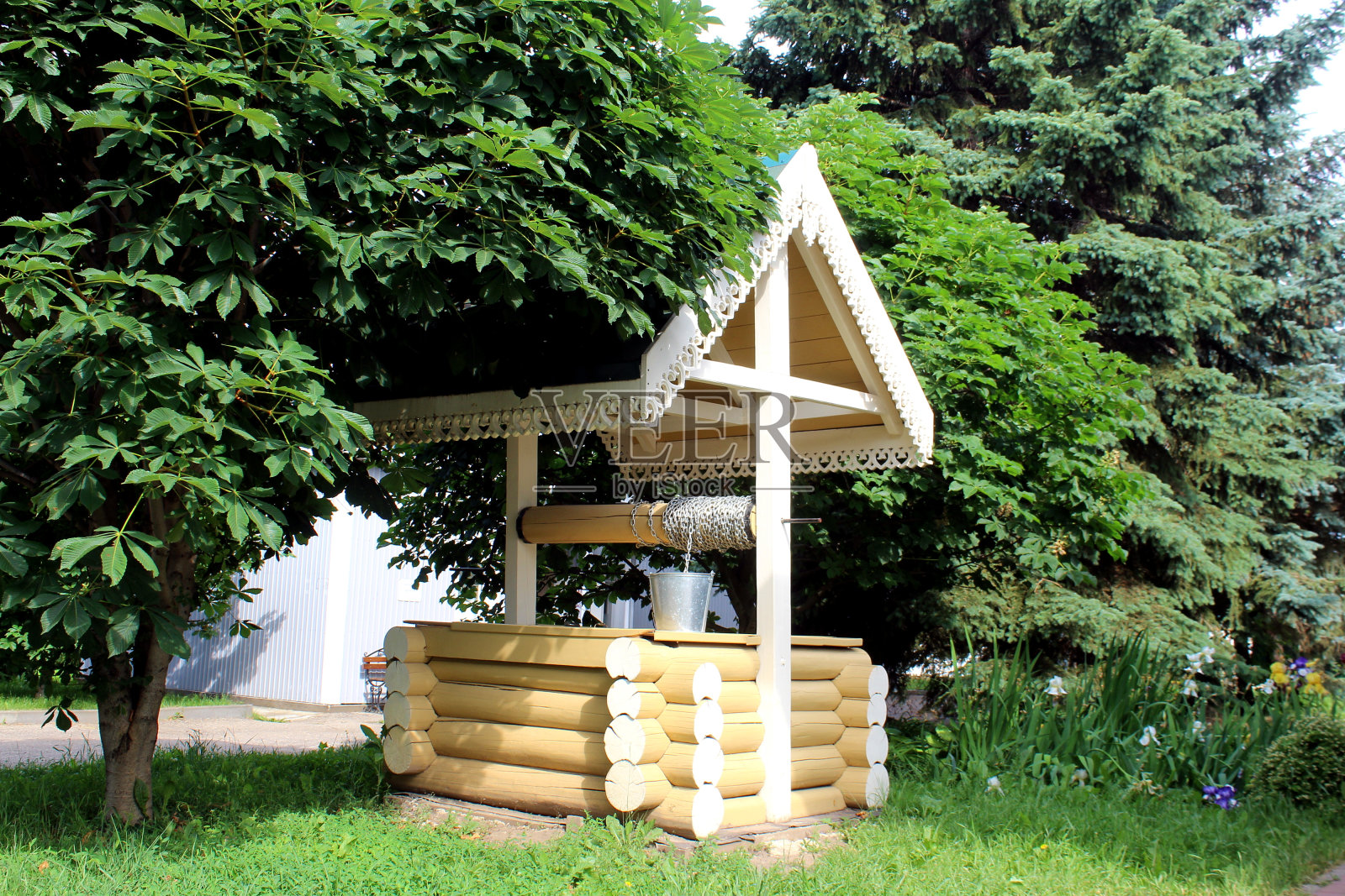 村子里有一口俄罗斯木井，用来取水。照片摄影图片