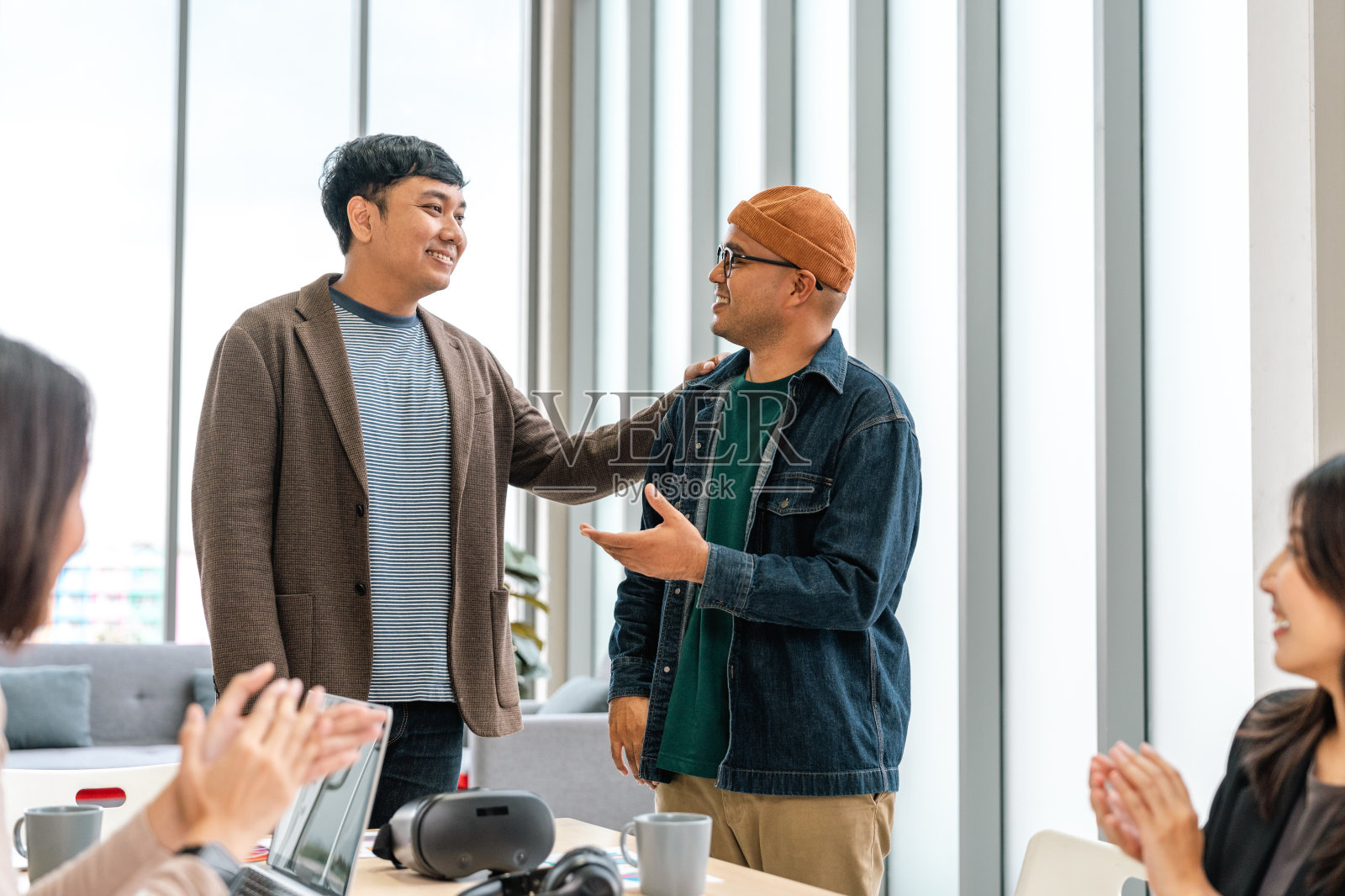 亚洲商业启动自由职业者团队分析统计财务。团队的商人，男人和女人，会议，会议，讨论各种主题，企业理念在办公室。照片摄影图片