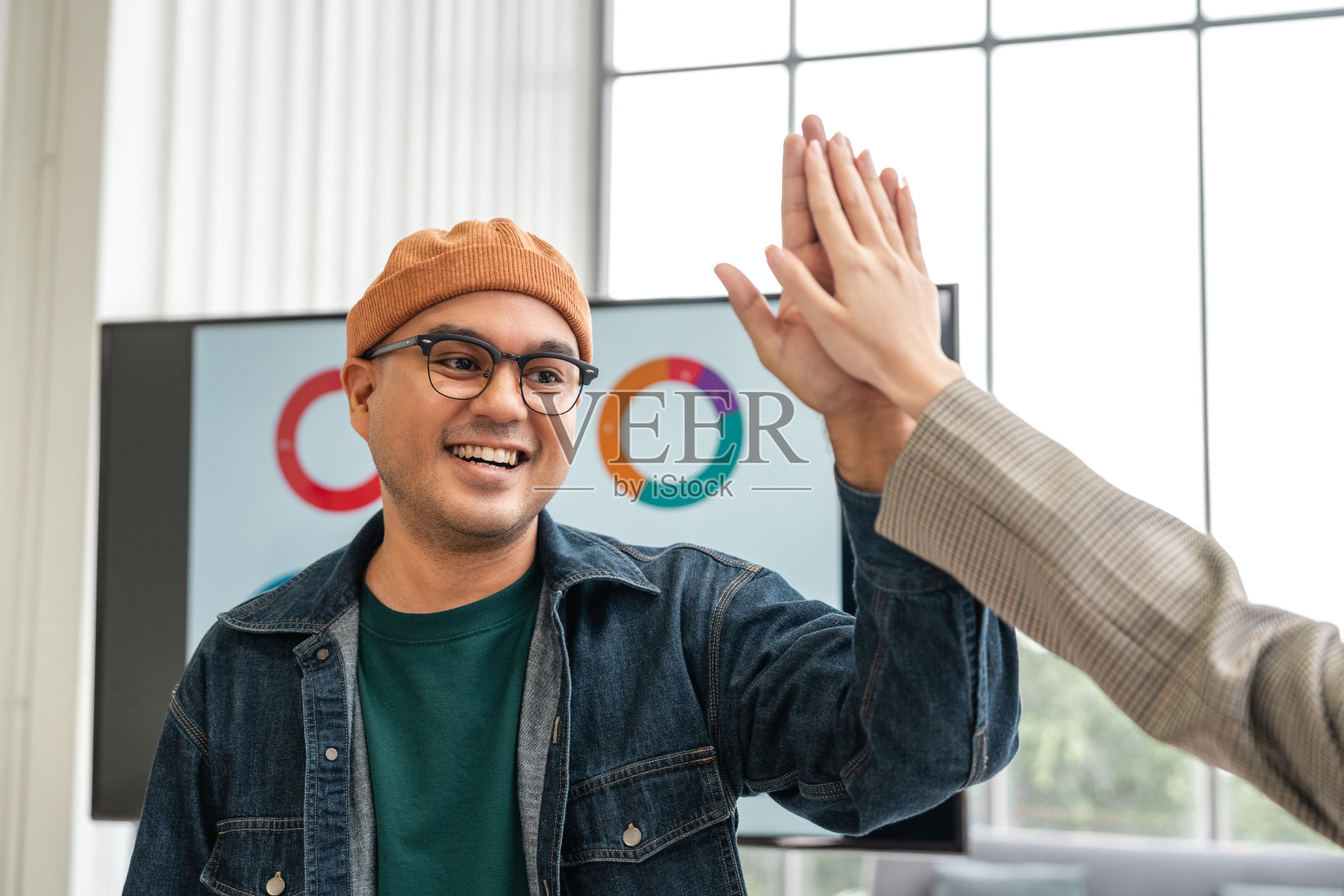 亚洲商业启动自由职业者团队分析统计财务。团队的商人，男人和女人，会议，会议，讨论各种主题，企业理念在办公室。照片摄影图片