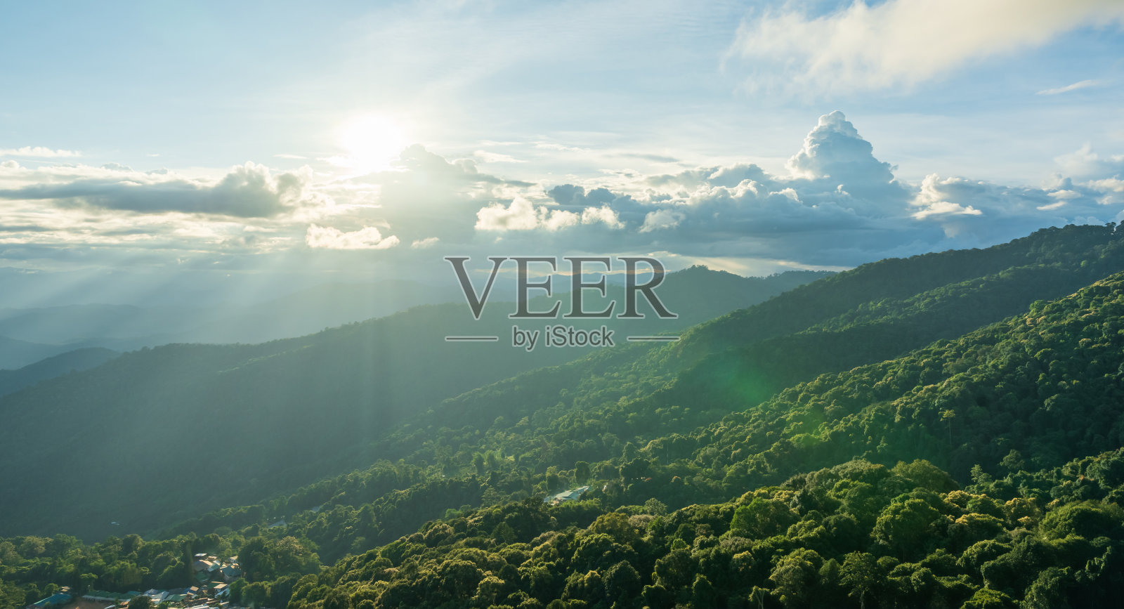 山地热带雨林景观与戏剧性的阳光照片摄影图片