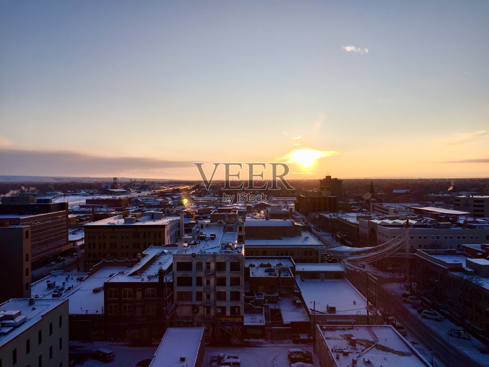 日落时城市的高角度视图照片摄影图片