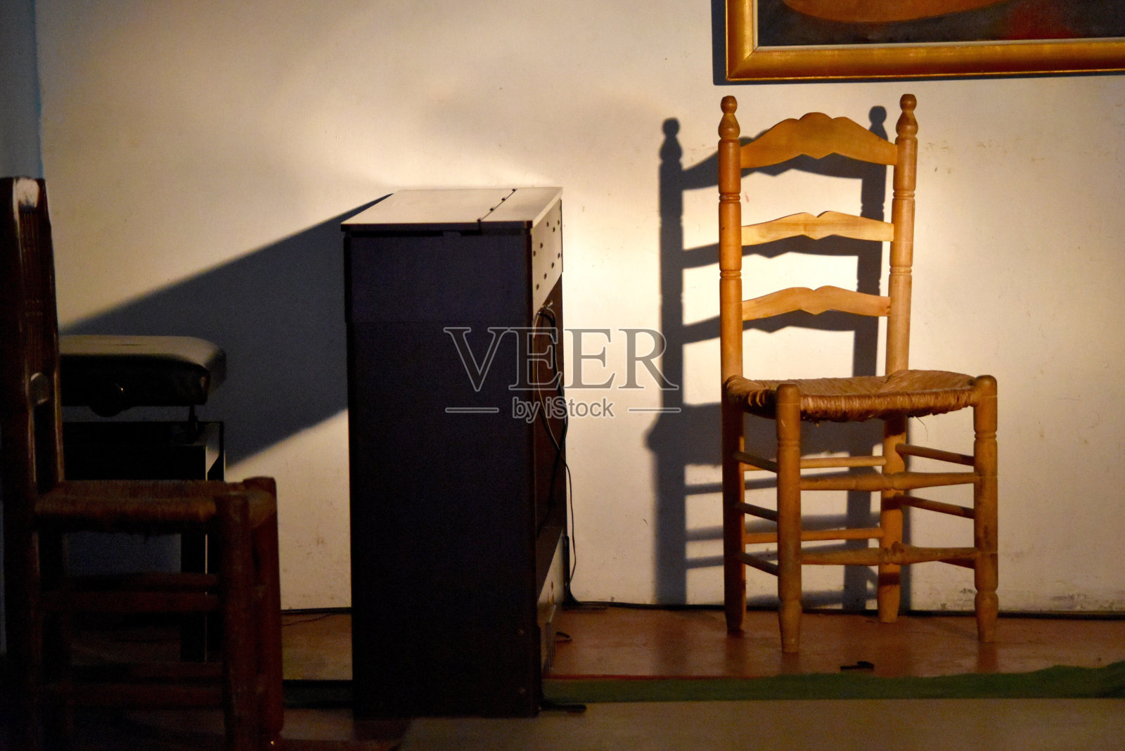 家里靠墙的椅子和橱柜照片摄影图片