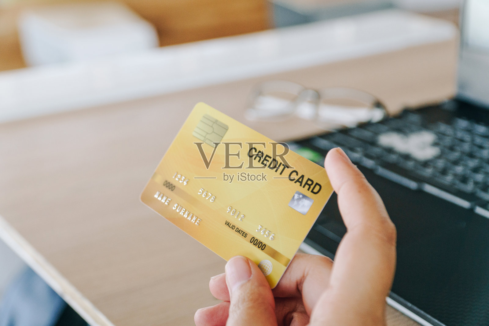 手持信用卡特写照片摄影图片