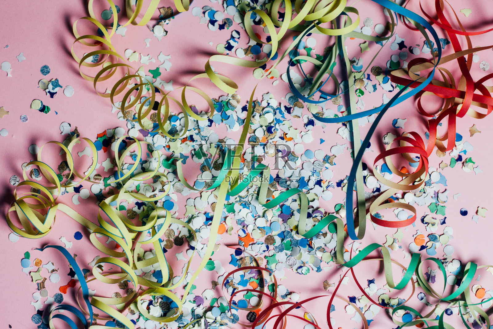 桌上的五彩纸屑和丝带的全帧镜头照片摄影图片