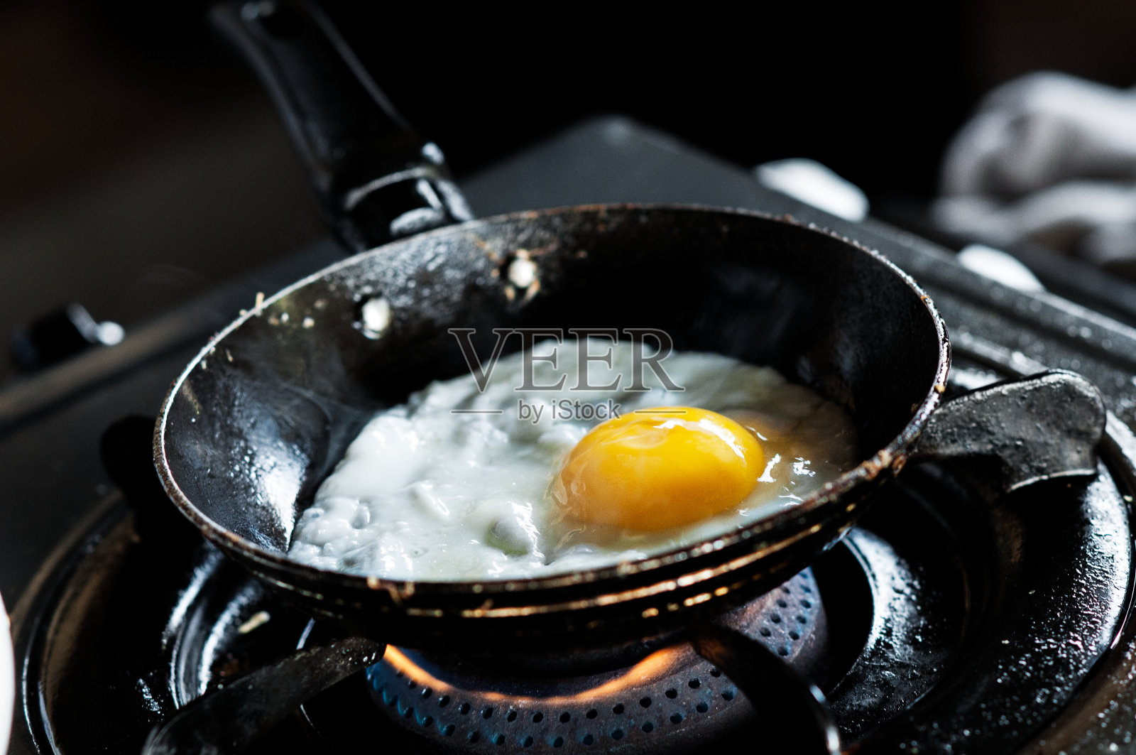 煎锅里的鸡蛋特写照片摄影图片