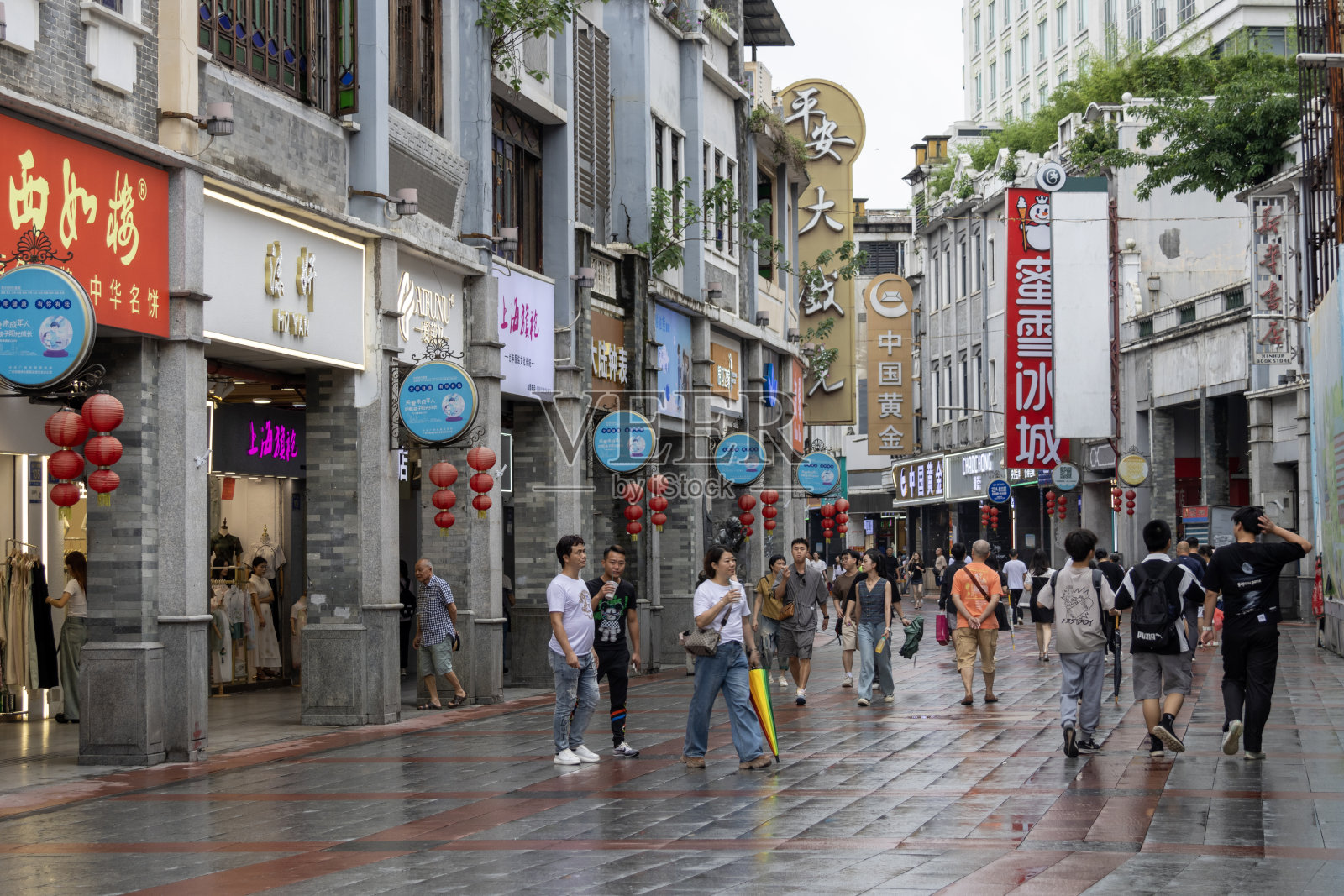 人们在广州上下九步行街购物。照片摄影图片