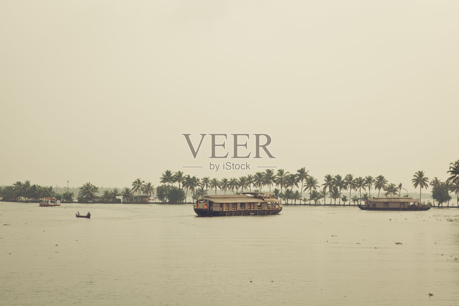 晴空下的河上的船屋照片摄影图片