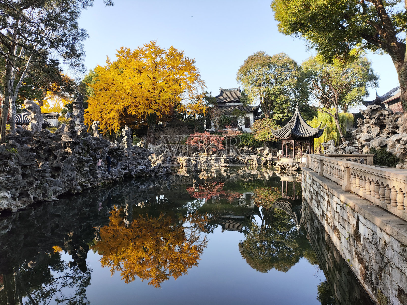 在中国苏州的狮子林苑，俯瞰岩石和湖泊的秋景照片摄影图片