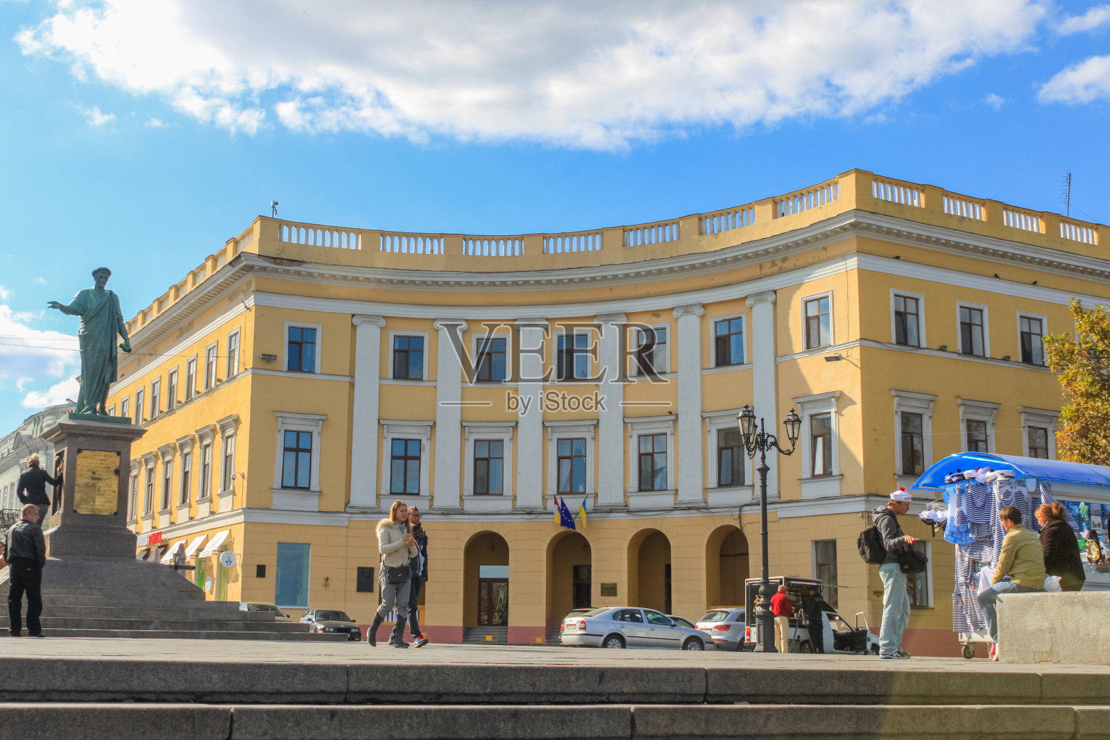 敖德萨黎塞留公爵纪念碑。这是这座城市的第一座纪念碑。纪念碑的一侧有一座黄色的公共场所建筑照片摄影图片