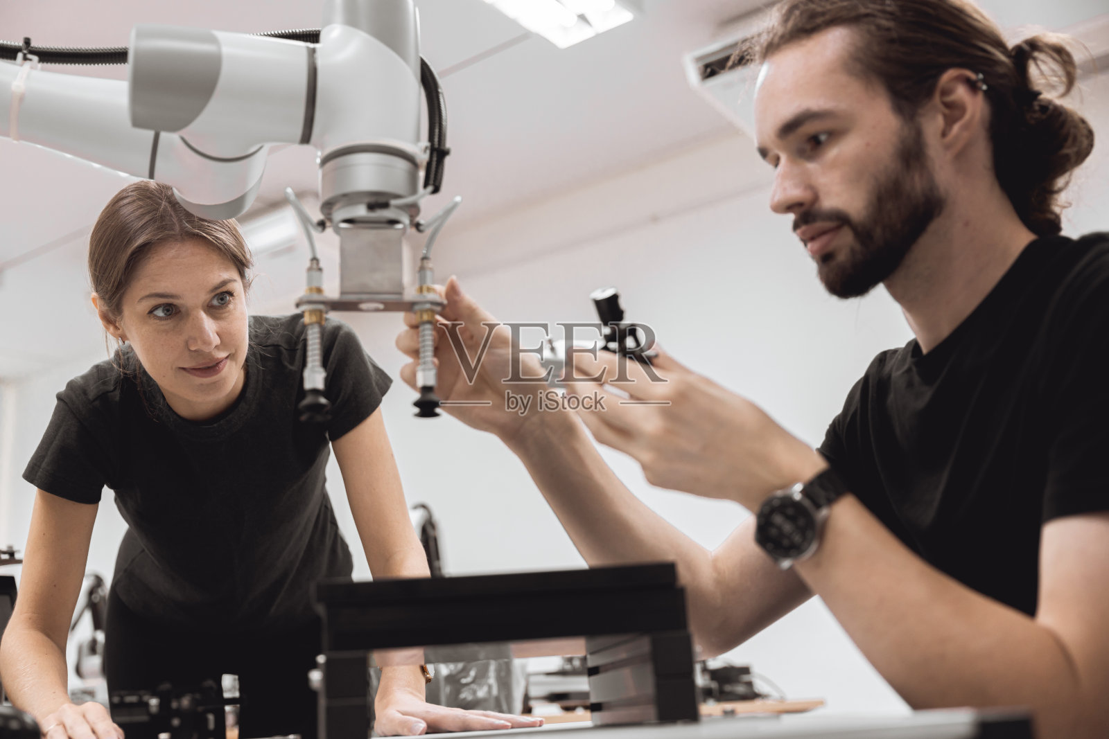 工业机器人专业大学生学习教育机械装配与机器人通用训练平台机械臂仿真模型在工程实验室教室进行。照片摄影图片