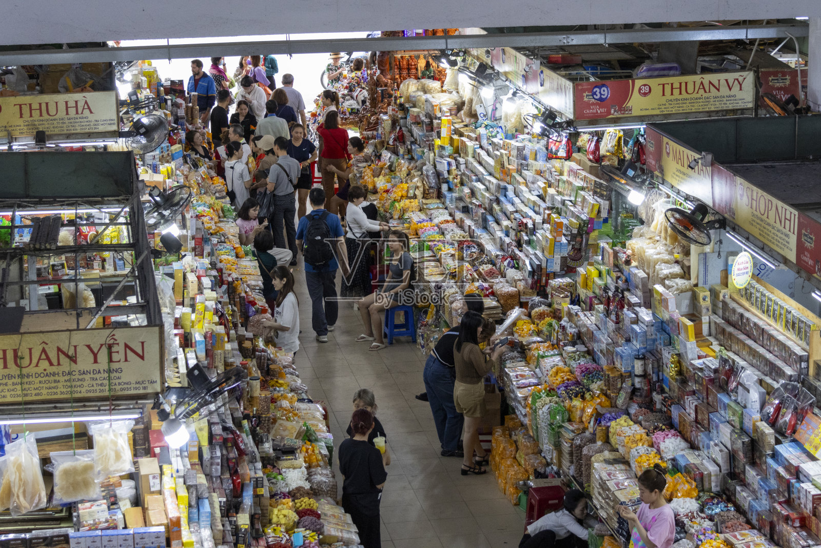人们参观越南岘港的汉人市场照片摄影图片