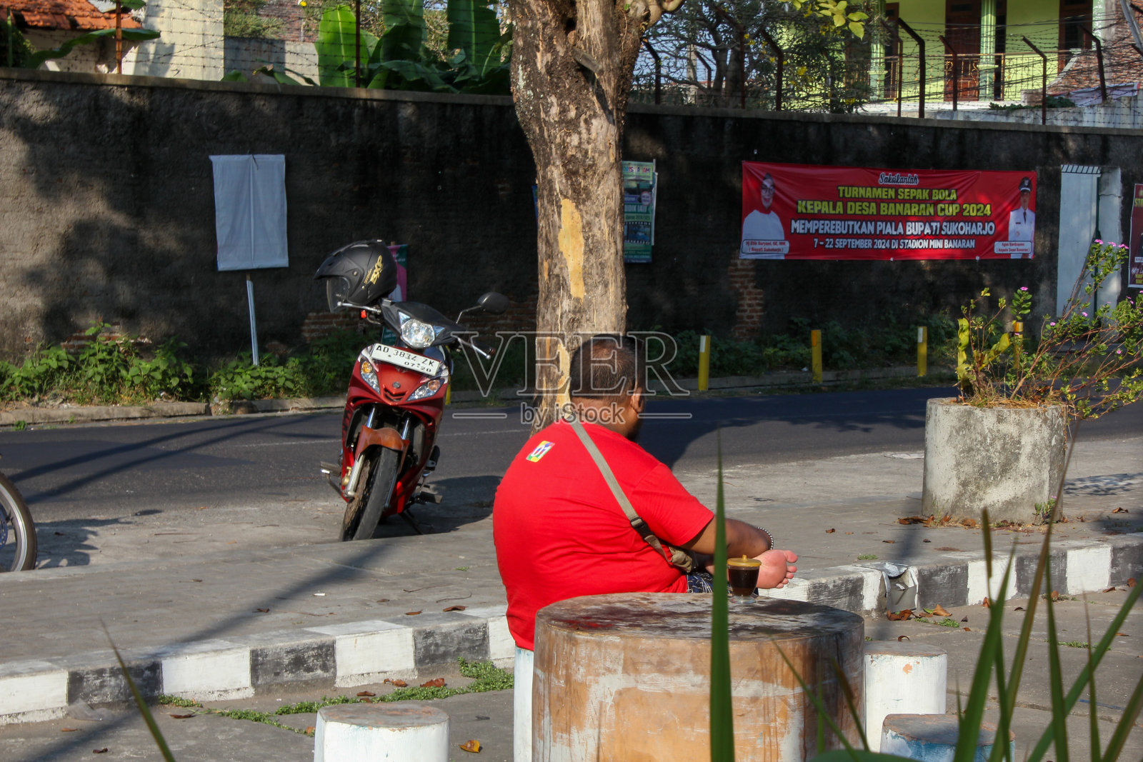 独自沉思的胖男人照片摄影图片