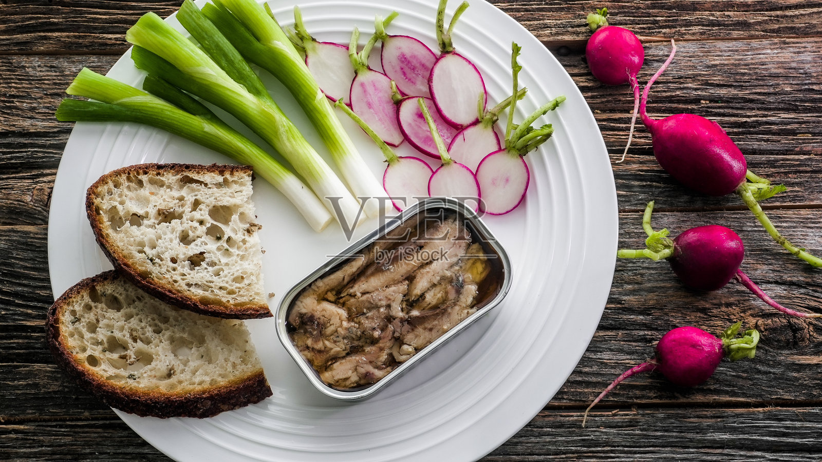 美味制作的拼盘以新鲜蔬菜和沙丁鱼在质朴的木桌照片摄影图片