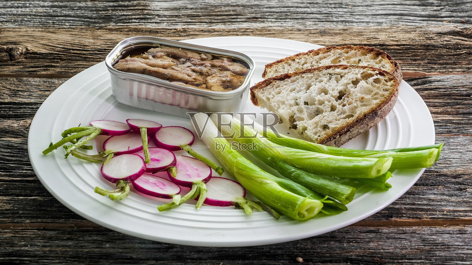 美味制作的拼盘以新鲜蔬菜和沙丁鱼在质朴的木桌照片摄影图片