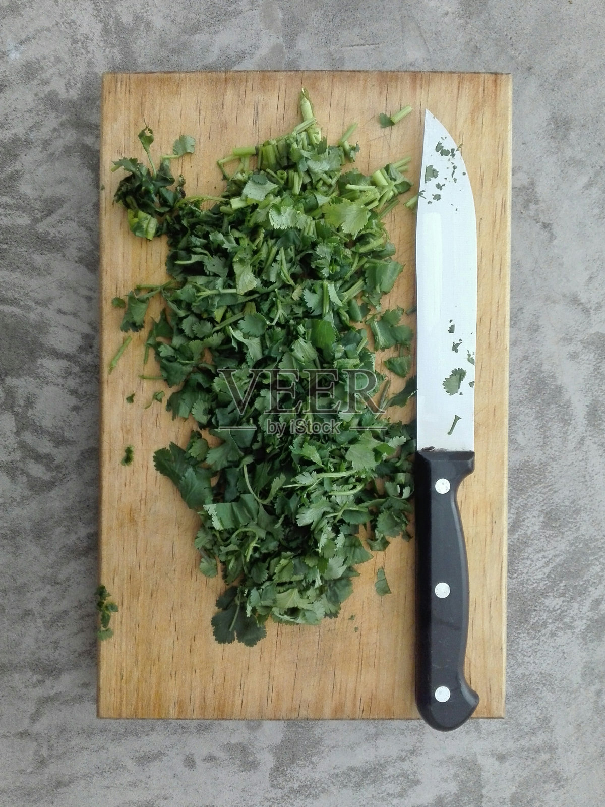 正上方，切菜板上用刀切好的香菜照片摄影图片